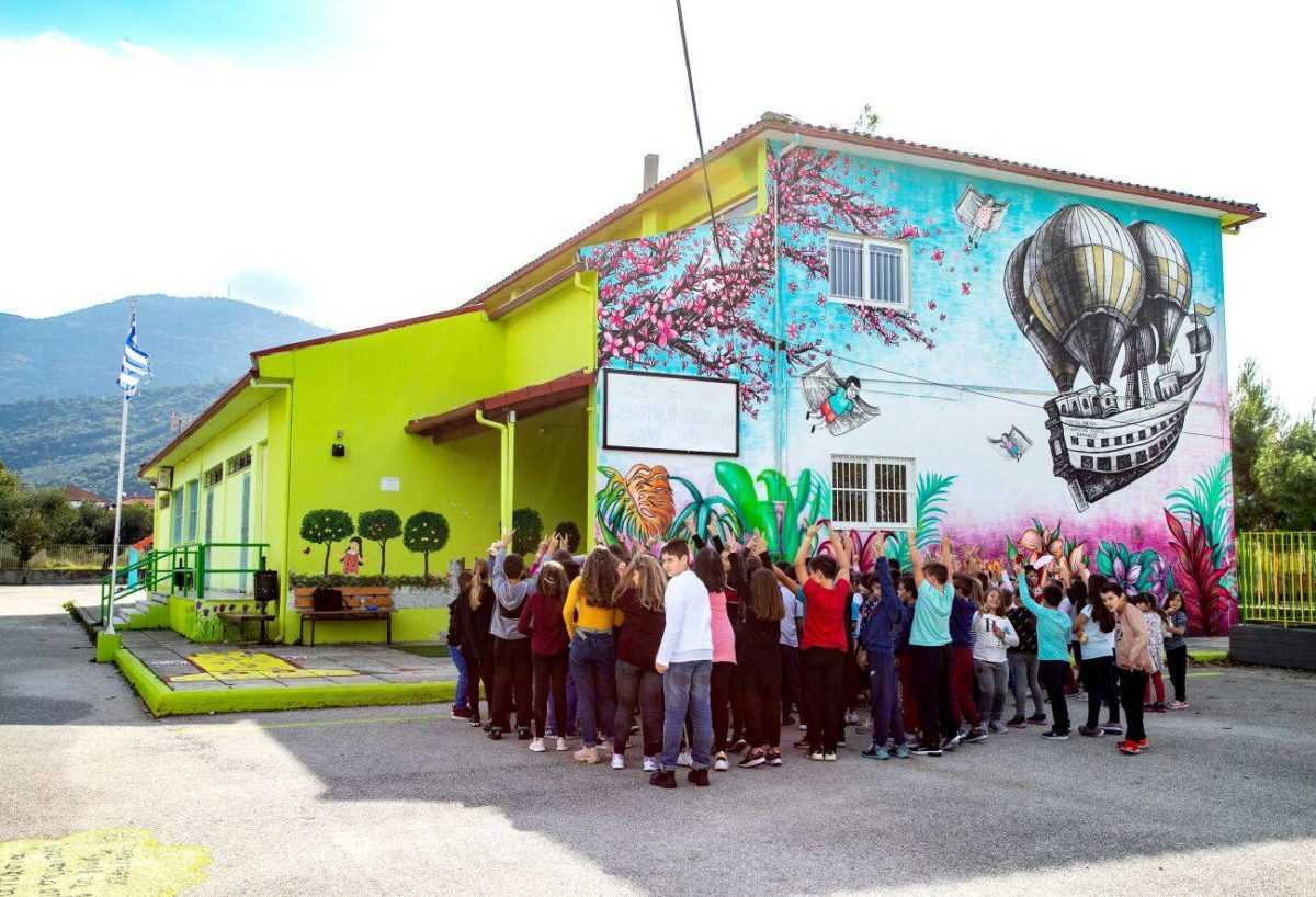 ΚΙΒΩΤΟΣ ΟΝΕΙΡΩΝ μια εντυπωσιακή τοιχογραφία στολίζει εδώ και λίγες μέρες την είσοδο του 2ου Δημοτικού Σχολείου Καναλακίου