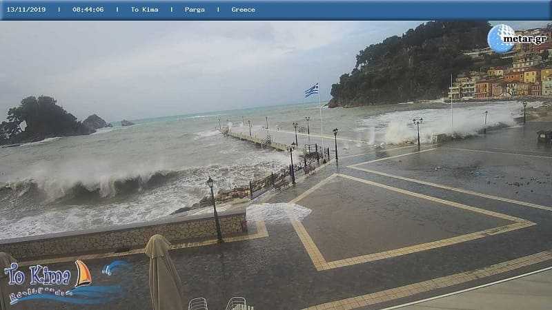 Στο έλεος της κακοκαιρίας η Πάργα | Τα κύματα έφτασαν στα καταστήματα στον πεζόδρομο
