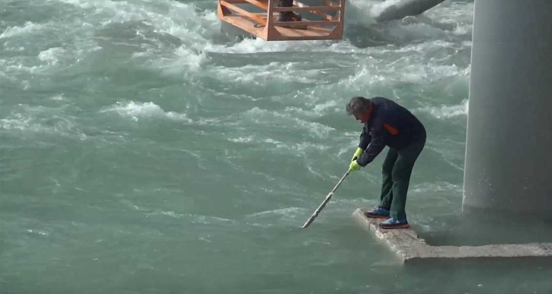 Δεν φαντάζεστε τι «ψάρεψαν» τα μαστόρια στην Γέφυρα της Πλάκας (Βίντεο)