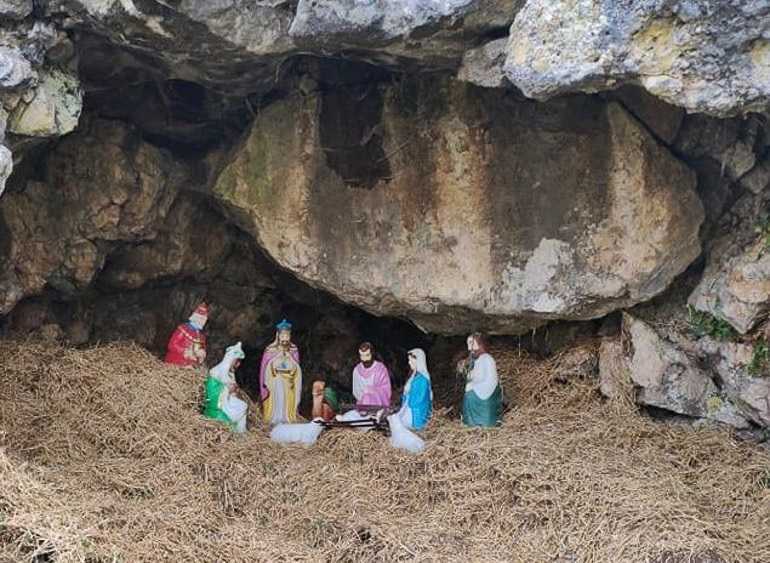 Ιωάννινα: Μετέτρεψαν μια σπηλιά στην είσοδο του χωριού σε φάτνη του Χριστού.