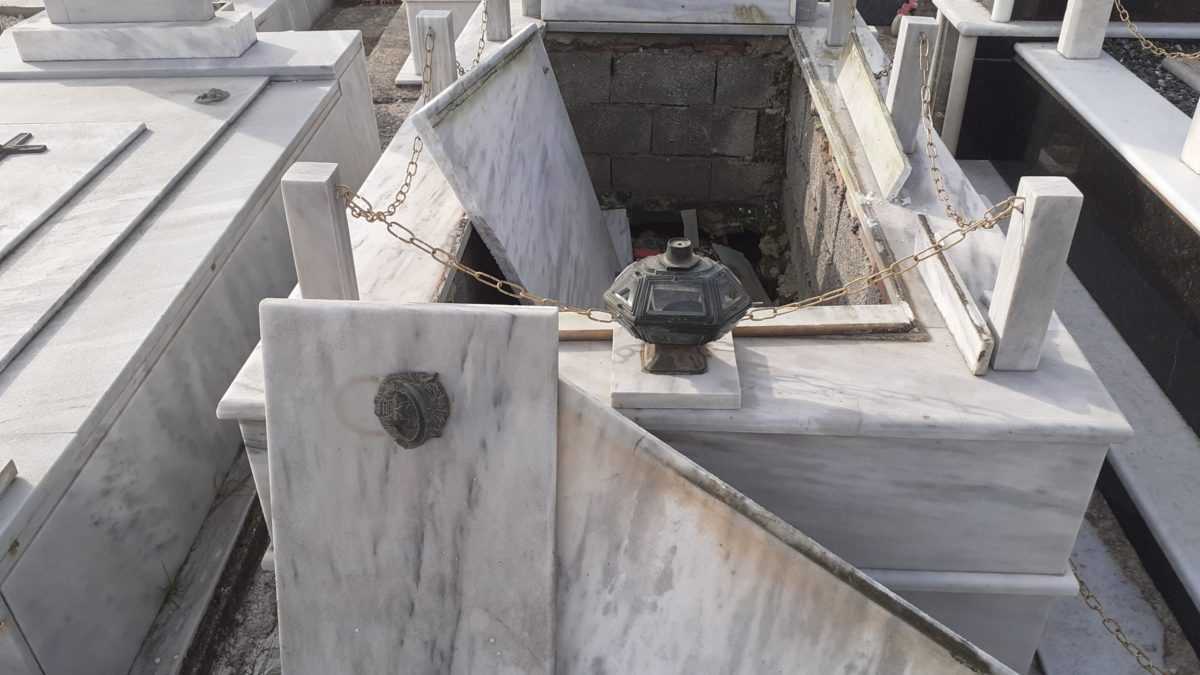 Δεν τη γλίτωσε ούτε το νεκροταφείο του Καναλακίου απο τον σεισμό.