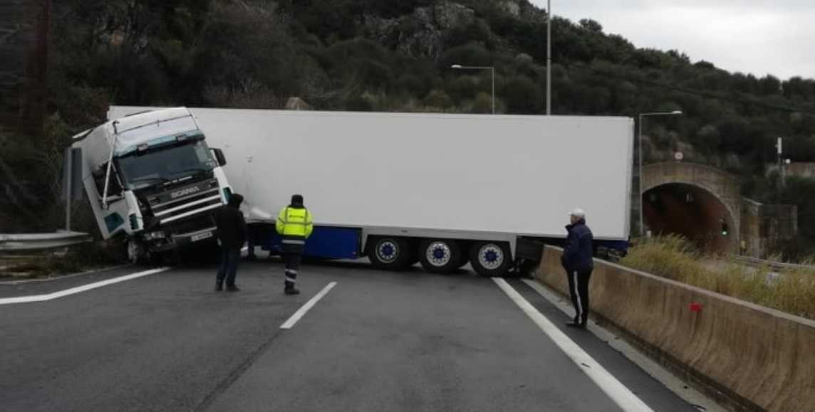 Εγνατία Οδό: Νταλίκα δίπλωσε μετά το τούνελ Παραμυθιάς