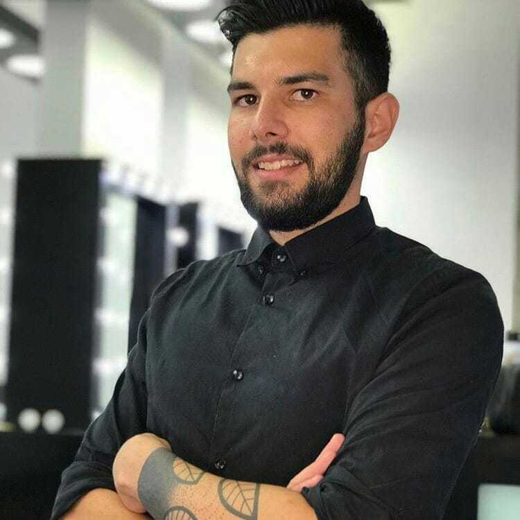 Για τον τρόπο με τον οποίο θα λειτουργήσουν τα κομμωτήρια μιλά ο Πρεβεζιάνος και γνωστός κομμωτής της ελληνικής showbiz Σπύρος Νάτσος.