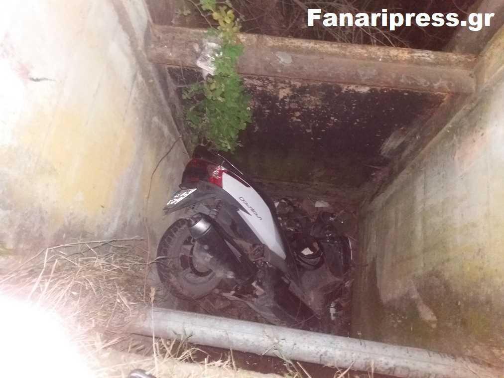 Άγιο είχε ο οδηγός στην Άρτα:  !! Μηχανή εξετράπη της πορείας και έπεσε σε αύλακα στην Ανέζα (Βίντεο)