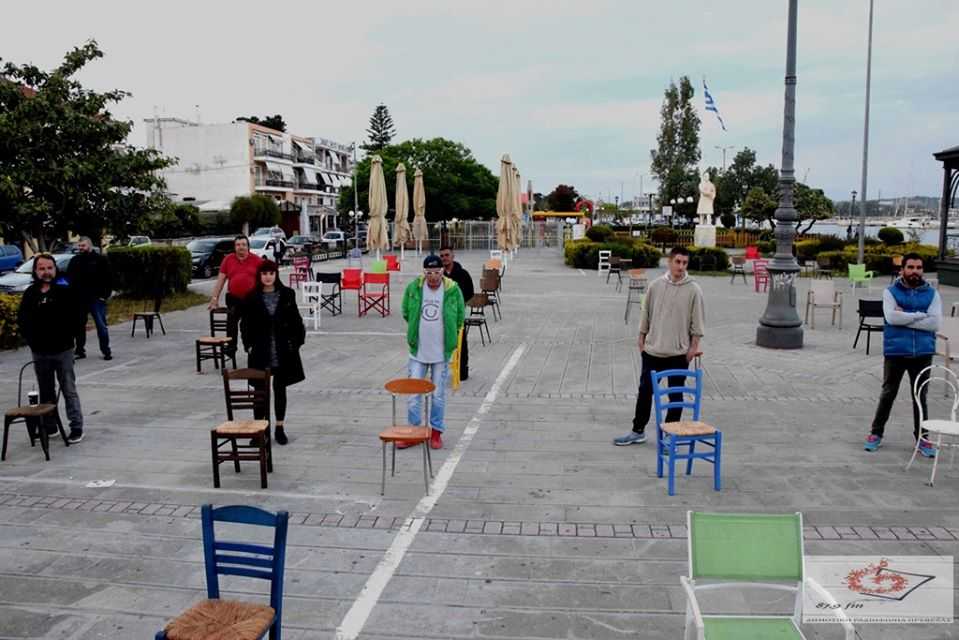 Με άδειες καρέκλες γέμισε και η πλατεία Ανδρούτσου στην Πρέβεζα στο πλαίσιο της Πανευρωπαϊκής διαμαρτυρίας “EMPTY CHAIRS”