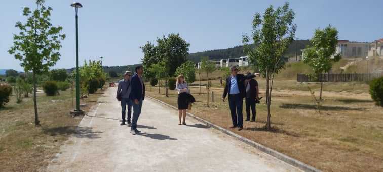 Γήπεδα 5×5, beach soccer, volley, tennis, πίστα skateboard και πίστα ποδηλάτου Pump Track, ποδηλατόδρομος και πάρκο σκύλων στο Παραποτάμιο Πάρκο της Άρτας