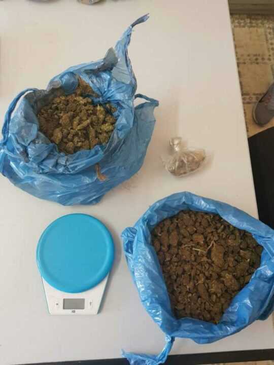 Ηγουμενίτσα: Γυρνούσαν από γειτονιά σε γειτονιά και πουλούσαν Αλβανικό χασίς!