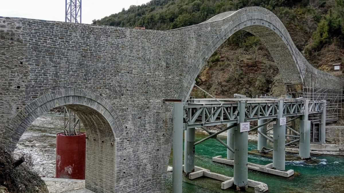 Έφτιαξαν το γεφύρι της Πλάκας χωρίς αντισεισμική θωράκιση! «Καλοφάγωτες» ακόμη 620.000 ευρώ…