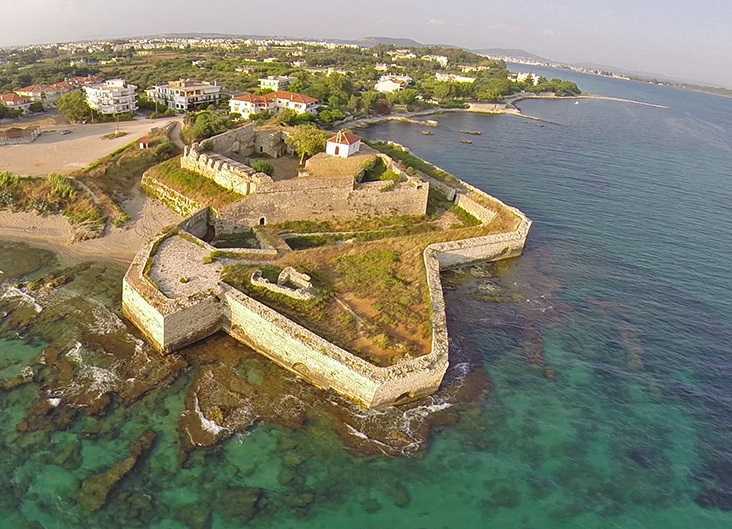 Στην εγκατάλειψη και στη φθορά του χρόνου τα Κάστρα της Πρέβεζας