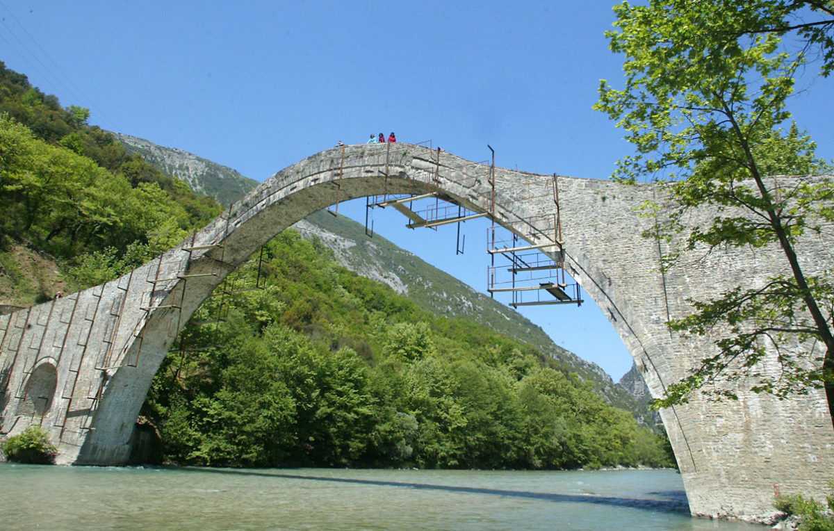 Για βράβευση από τον ευρωπαϊκό οργανισμό για την Πολιτιστική Κληρονομιά Europa Nostra, θα προταθεί το Γεφύρι της Πλάκας