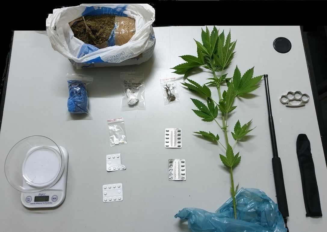 Συνελήφθησαν δύο άτομα στα Γιάννινα για διακίνηση κάνναβης και ναρκωτικών χαπιών.