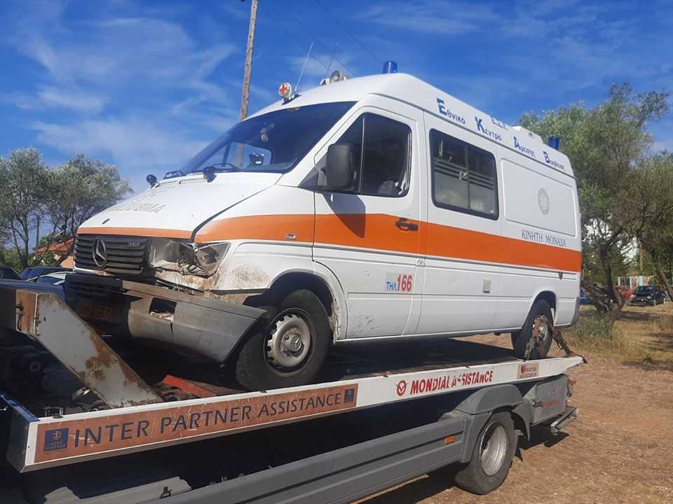 Ασθενοφόρο που μετέφερε ασθενή από την Πρέβεζα στα Γιάννενα τράκαρε με αγριογούρουνο…
