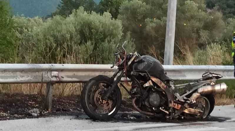 Παραμυθιά: Μοτοσικλέτα κάηκε ολοσχερώς στην έξοδο της Εγνατίας