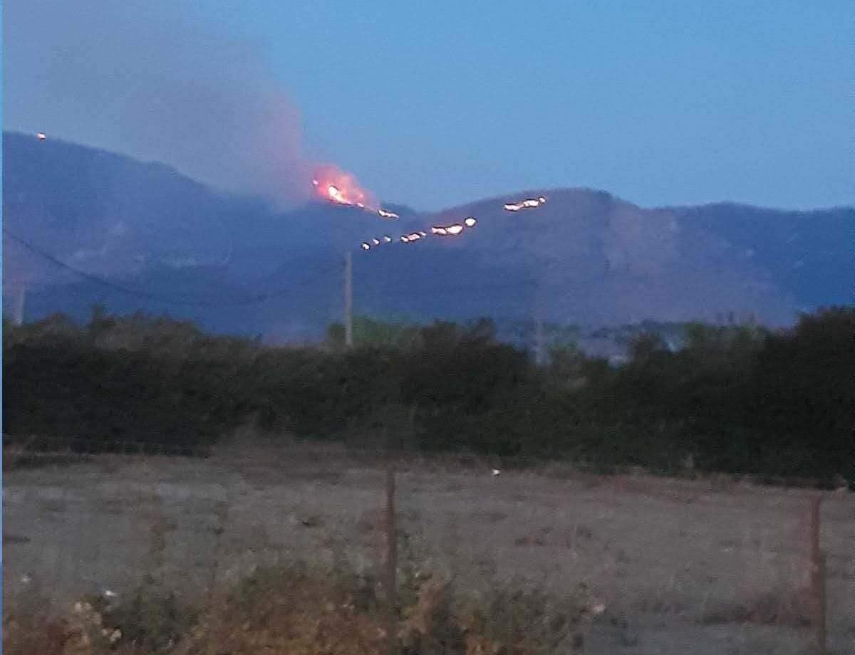 Υπό μερικό έλεγχο η φωτιά στα βουνά του Σουλίου