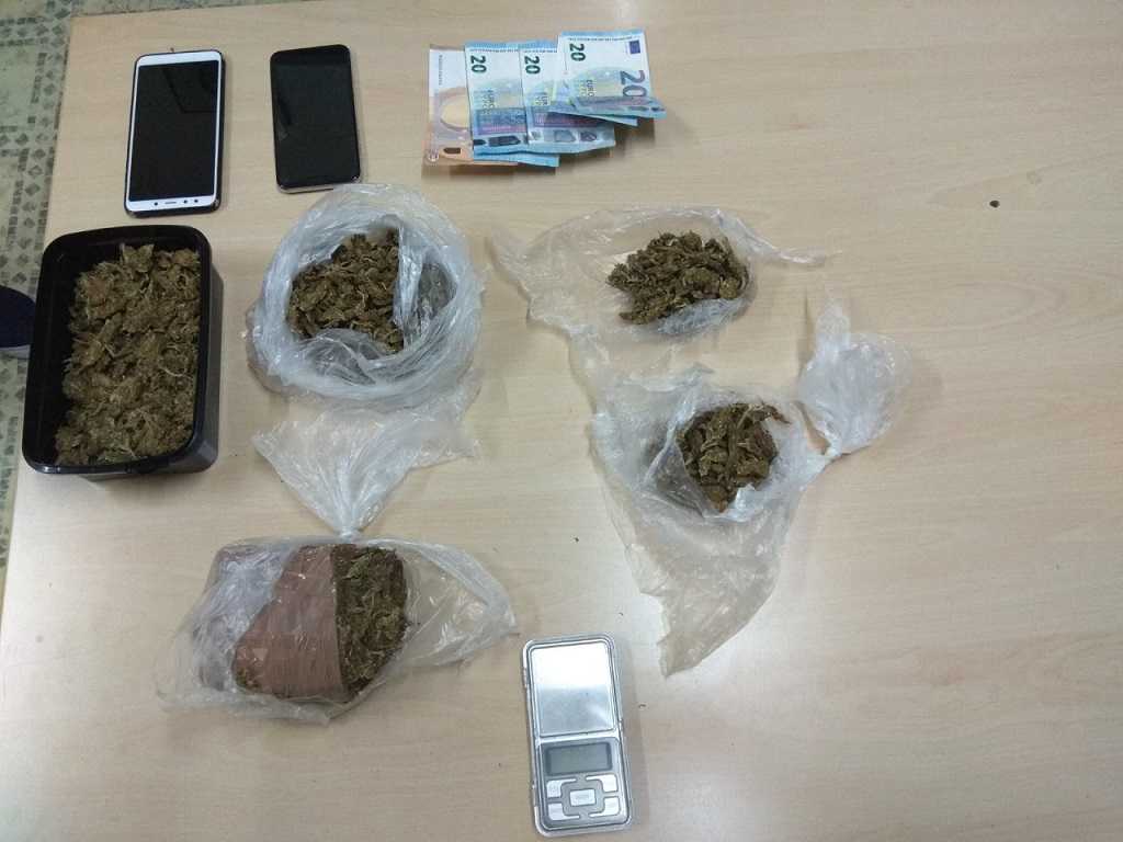 Ιωάννινα: Συνελήφθησαν δυο άτομα σε πλατεία για κατοχή και διακίνηση ακατέργαστης κάνναβης