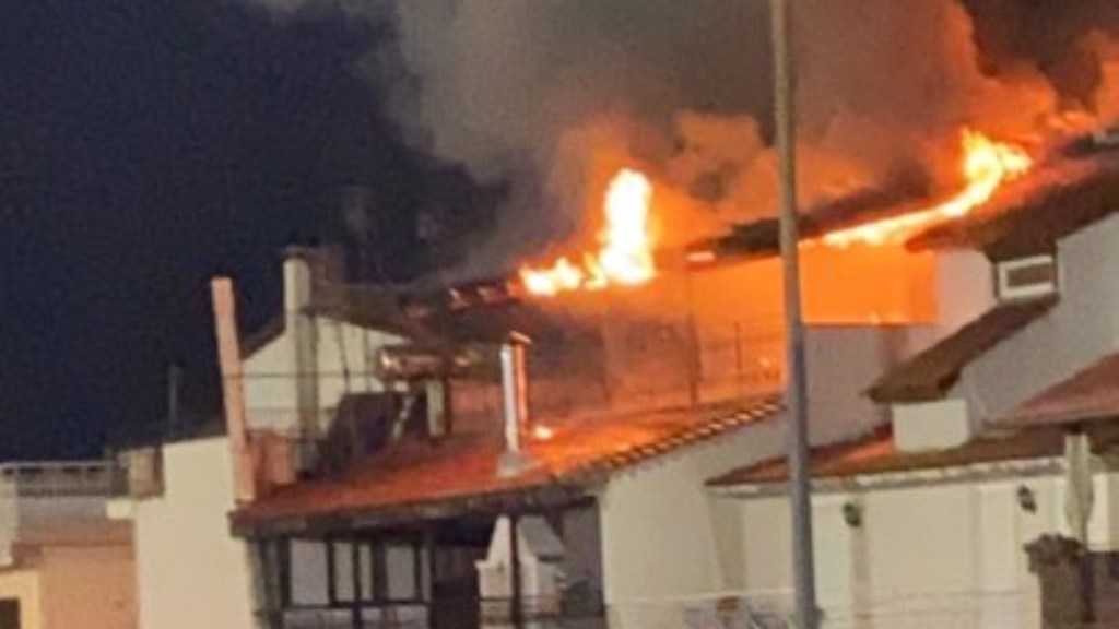 Πέτα Άρτας: Διώροφο σπίτι καταστράφηκε ολοσχερώς από φωτιά