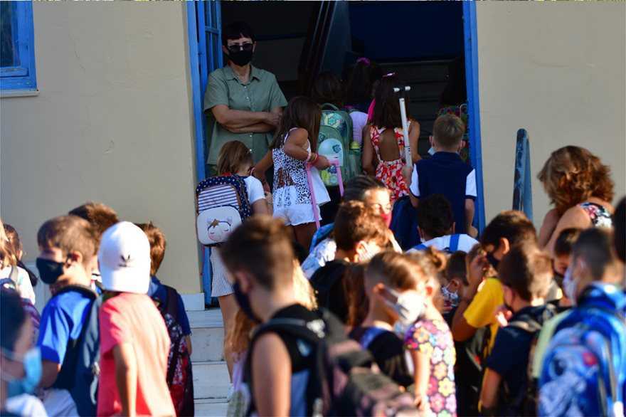 Εκπαιδευτικός στην Άρτα και ιερέας στην Ηγουμενίτσα αρνήθηκαν να φορέσουν μάσκα