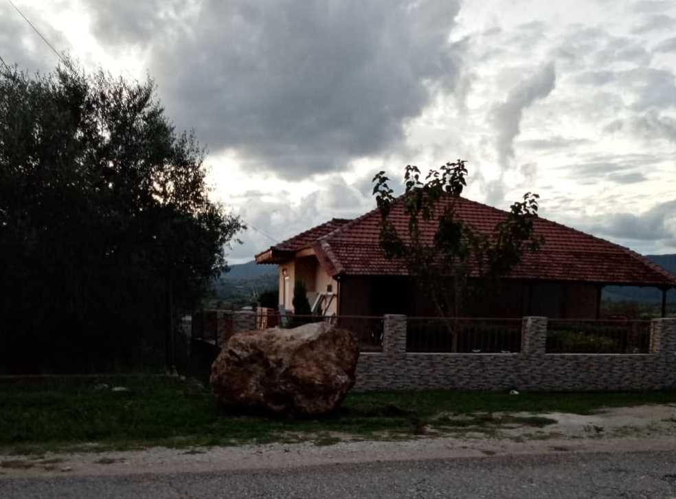 Στιγμές τρόμου στο χωριό Κλεισούρα του δήμου Πάργας – Τεράστιος βράχος έπεσε μια ανάσα από σπίτι οικογένειας