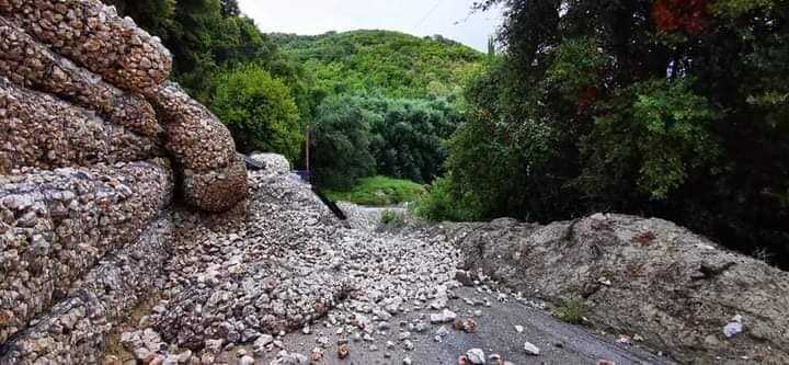 Σε κατασκευαστική αστοχία απέδωσε ο Περιφερειάρχης την κατολίσθηση στο Σαρακήνικο Πάργας – Δρομολογήθηκε ήδη η αποκατάστασή του!
