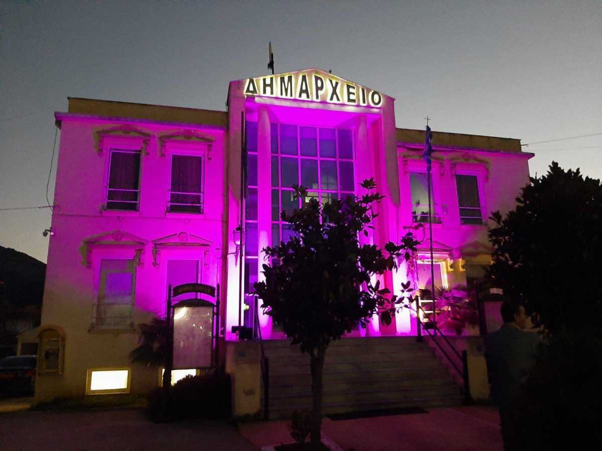 Συμβολική φωταγώγηση του Δημαρχιακού Μεγάρου Δήμου Πάργας στο πλαίσιο της εκστρατεία κατά του καρκίνου του μαστού.