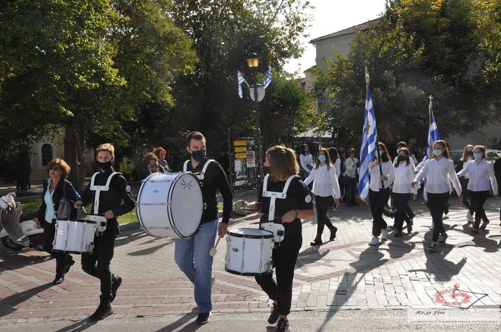 Με καταθέσεις στεφάνων στα Ηρώα της πόλης ξεκίνησε στην πόλη μας  ο εορτασμός της  28ης Οκτωβρίου που φέτος είναι διαφορετικός λόγω του κορονοϊού