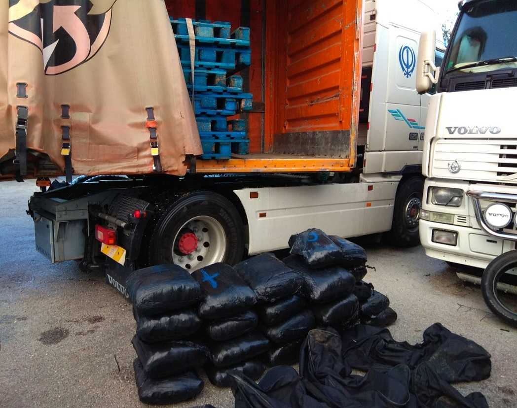 Γιάννενα: Οδηγούσε φορτηγό επικαθήμενο με 115 κιλά ακατέργαστη κάνναβη