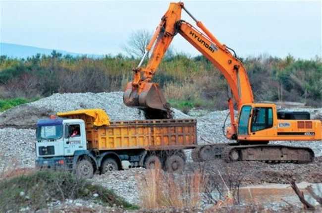 Παράνομη αμμοληψία από ποτάμι στο Κομπότι Άρτας – Συνελήφθησαν τρία άτομα