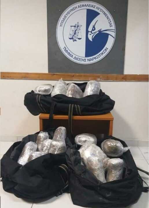 Φιλιάτες Θεσπρωτίας: Συνελήφθησαν τρεις Αλβανοί να μεταφέρουν πεζοί τρεις σάκους με πάνω από 30 κιλά κάνναβη.