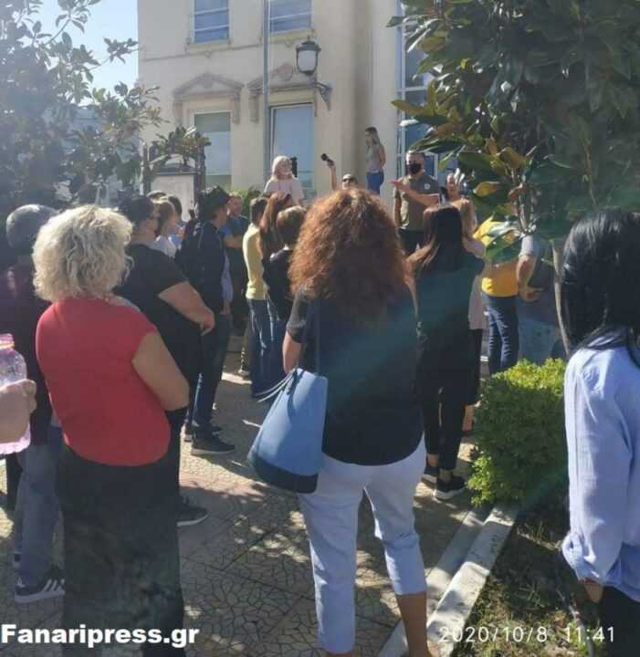 Συγκέντρωση διαμαρτυρίας γονέων και μαθητών στο Δημαρχείο της Πάργας για την λειτουργία των Σχολείων του Καναλακίου