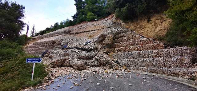 Μπράβο στον εργολάβο –  Κατέρρευσε το έργο αντιστήριξης στο Σαρακήνικο στην Πάργα