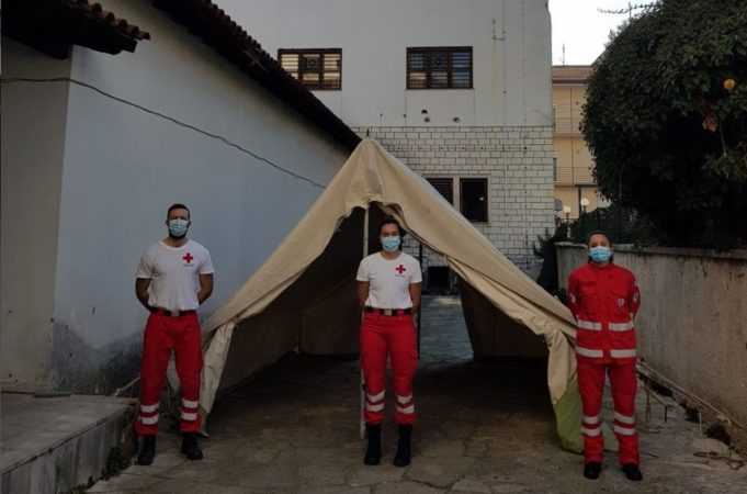Σκηνή από τον Ερυθρό Σταυρό στο Κέντρο Υγείας Ιωαννίνων για προστασία των ελεγχόμενων για Covid-19