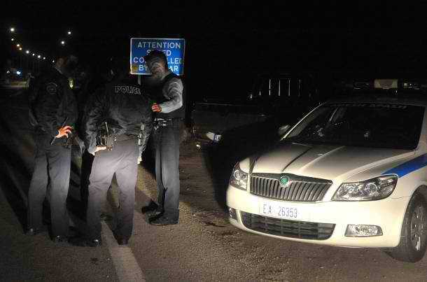 Κακαβιά: Αλβανός έσπασε τις μεταλλικές μπάρες με το αυτοκίνητό του και πέρασε στο Ελληνικό έδαφος