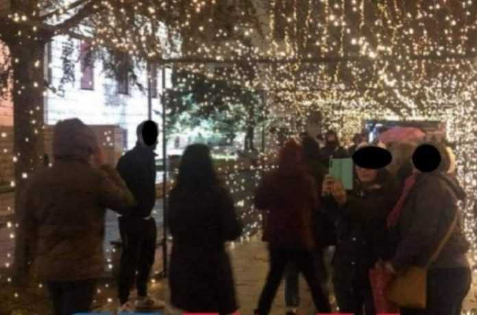 Εικόνες συνωστισμού στα Ιωάννινα – Ξέχασαν τα μέτρα και πήγαν να φωτογραφίσουν τα στολίδια