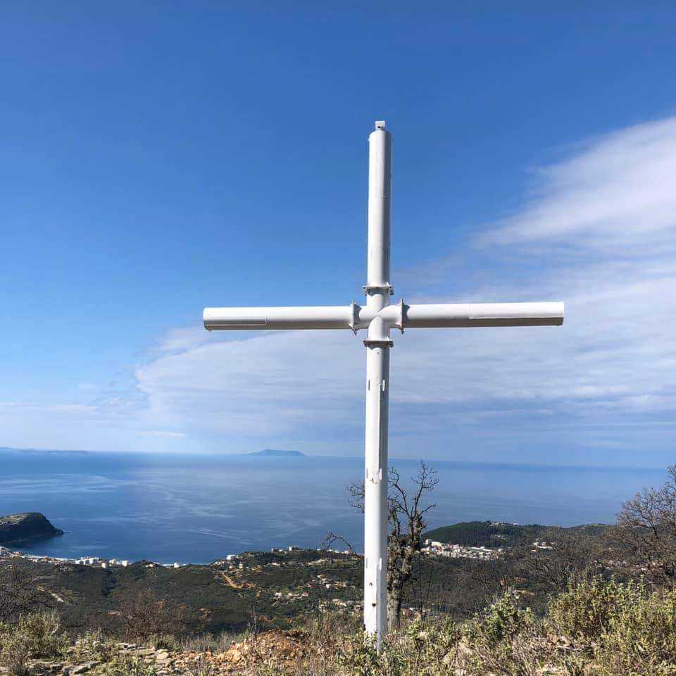 Η Αλβανική κυβέρνηση σέρνει στα δικαστήρια 5 άτομα για την τοποθέτηση του Σταυρού στην Χιμάρα