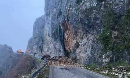 Κατολίσθηση στο δρόμο από Ιωάννινα για Πράμαντα