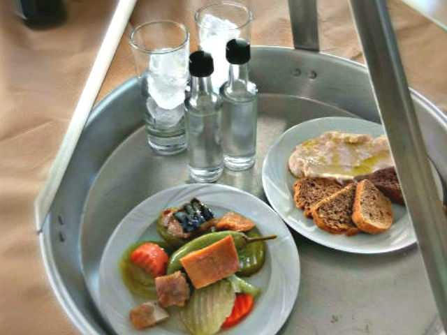 Ιωαννινα: 5.000 ευρώ πρόστιμο σε τσιπουράδικο, 600 ευρώ στους δύο πελάτες που τα έπιναν.