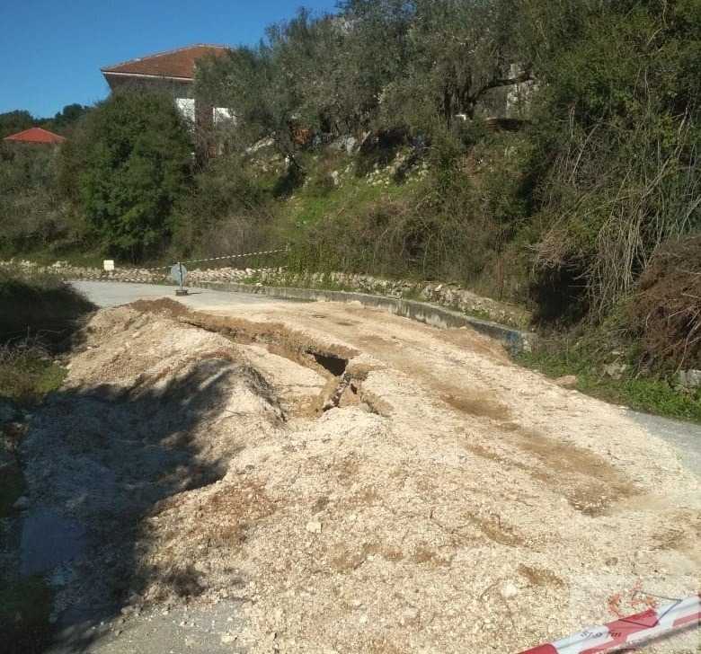 Πρέβεζα: Σοβαρή καθίζηση στο δρόμο μεταξύ Γαλήνης Παπαδατών και Τ.Κ Μελιανών