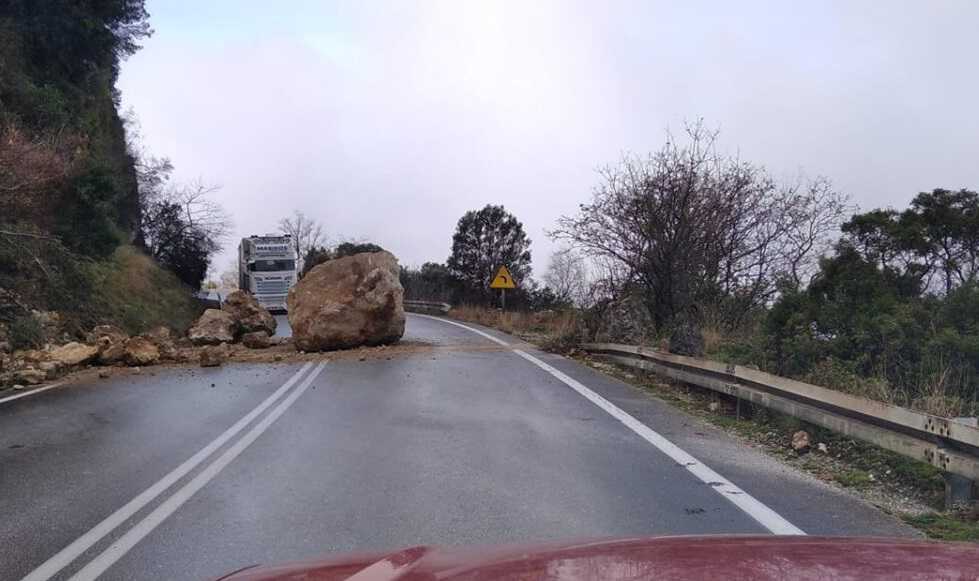 Τεράστιος βράχος αποκολλήθηκε στην παλιά εθνική οδό Ηγουμενίτσας-Ιωαννίνων στο ύψος της Πετροβίτσας Παραμυθιάς