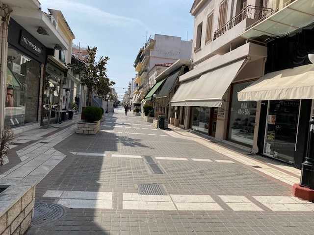 Κρεμάνε μαύρα πανό ως ένδειξη διαμαρτυρίας οι έμποροι της Άρτας