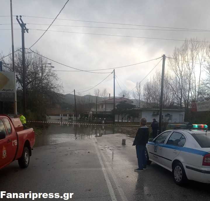 Κλειστός ο δρόμος από το Καστρί προς το Καναλάκι λόγω πλημμύρας από τη σφοδρή κακοκαιρία.