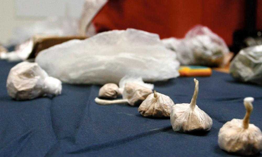 Γιαγιά έπαιρνε τρεις συντάξεις, πούλαγε ηρωίνη και τώρα ζητά 100.000 ευρώ αποζημίωση από το κράτος