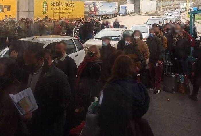 Εικόνες συνωστισμού στην Κακαβιά.. – Τηρείται αυστηρά το όριο των 750 διελεύσεων την ημέρα