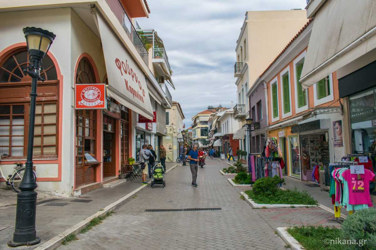 Με μεγάλες εκπτώσεις σήκωσαν ρολά τα καταστήματα της Πρέβεζας – Μέτρια η κίνηση στην αγορά