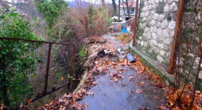 Υποχώρησε τμήμα της κεντρικής πλατείας Πραμάντων λόγω των βροχοπτώσεων