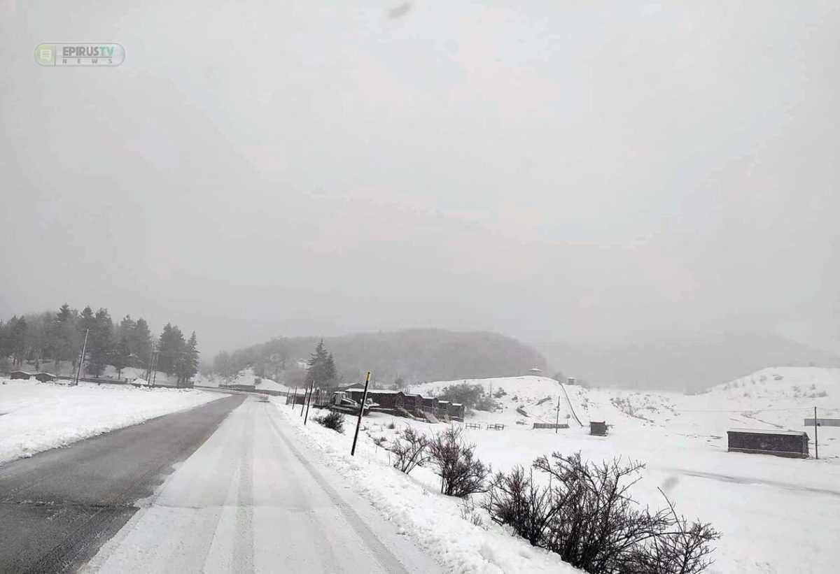 Σε κλοιό βαρυχειμωνιάς η Ήπειρο – «Θάφτηκαν» στο χιόνι Μέτσοβο, Τζουμέρκα και Κόνιτσα