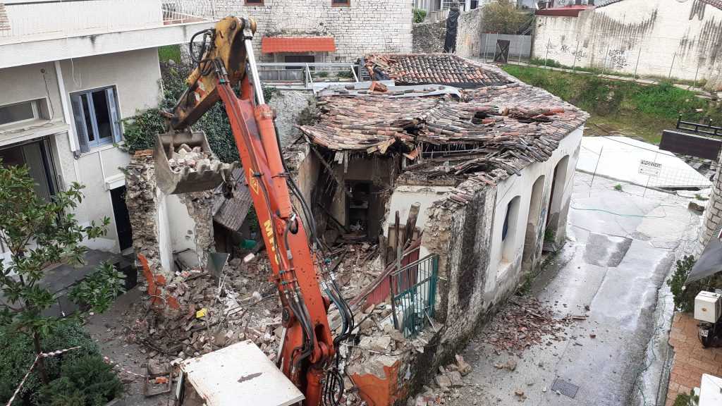 Άρτα: Ξεκίνησαν οι εργασίες κατεδάφισης του κτίσματος μπροστά από το Μικρό Θέατρο της Αρχαίας Αμβρακίας