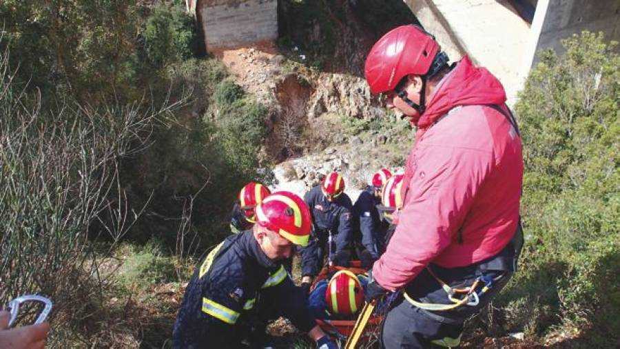 Θρίλερ με 26χρονο που τον έδειραν και τον πέταξαν σε ρεματιά