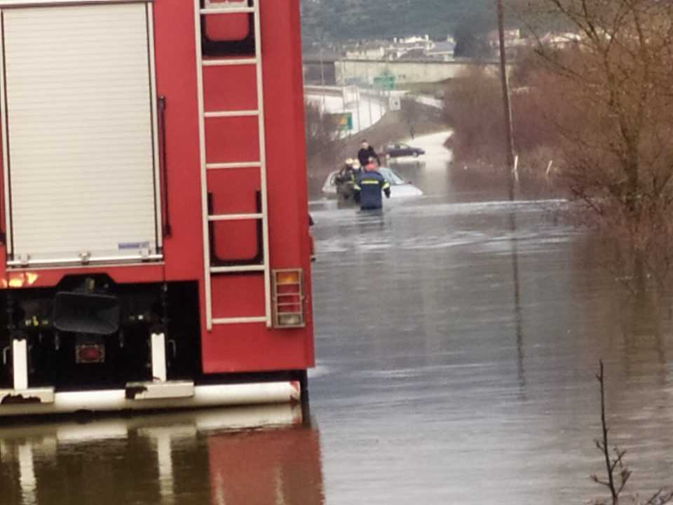 Γιάννενα: Οδηγός ανέβηκε στην οροφή του αυτοκινήτου για να σωθεί από τα νερά στον παράδρομο της Εγνατίας