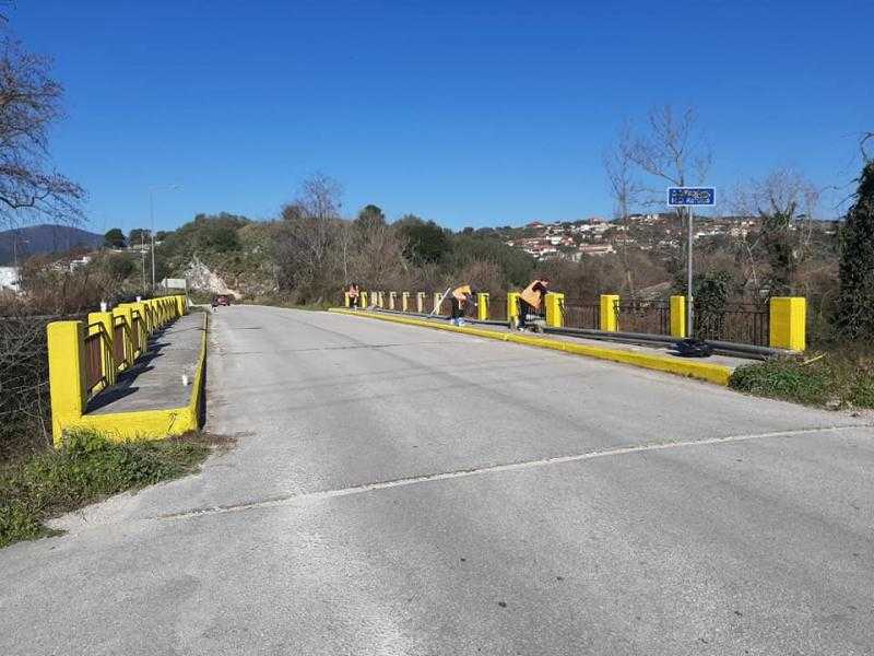 Καθαρισμός και βάψιμο της γέφυρα στην τοπική κοινότητα Κορώνης