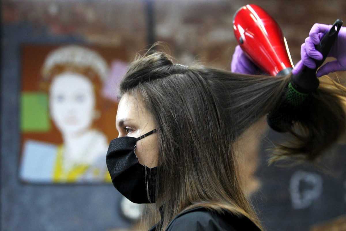 Επαναλειτουργούν κομμωτήρια, υπαίθριοι αρχαιολογικοί χώροι -Τα sms για τις μετακινήσεις